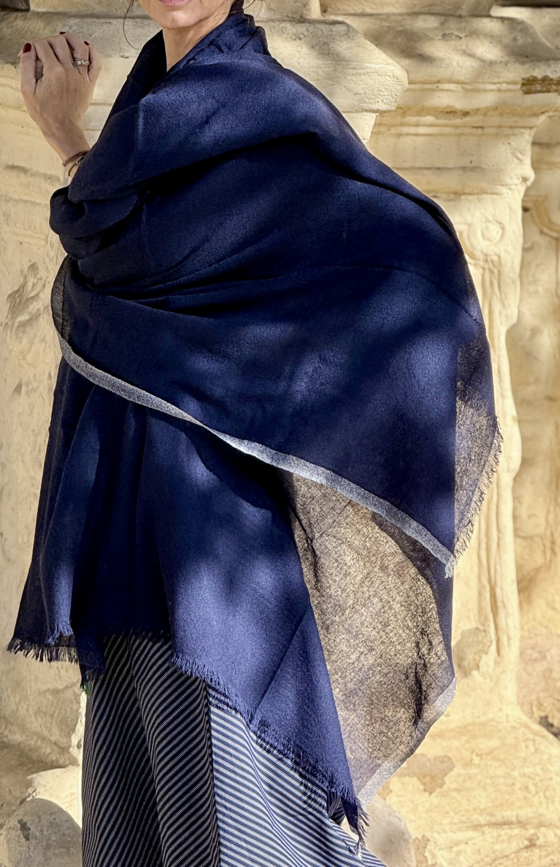 Chal Cashmere Azul marino con ribetes Gris y Verde - 1