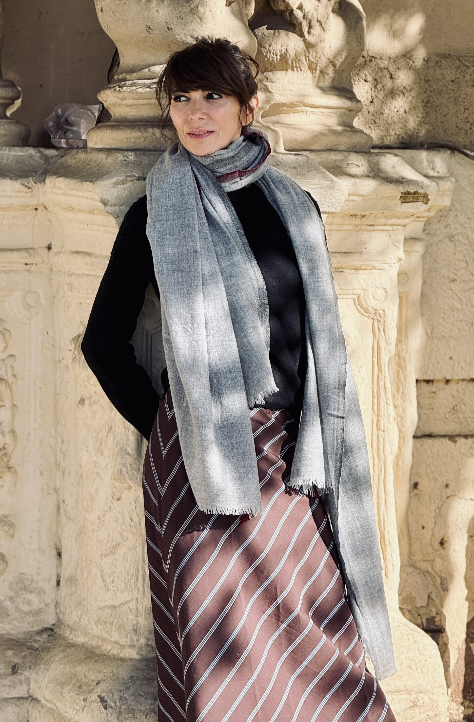 Chal Cashmere Gris con ribete Granate - 2