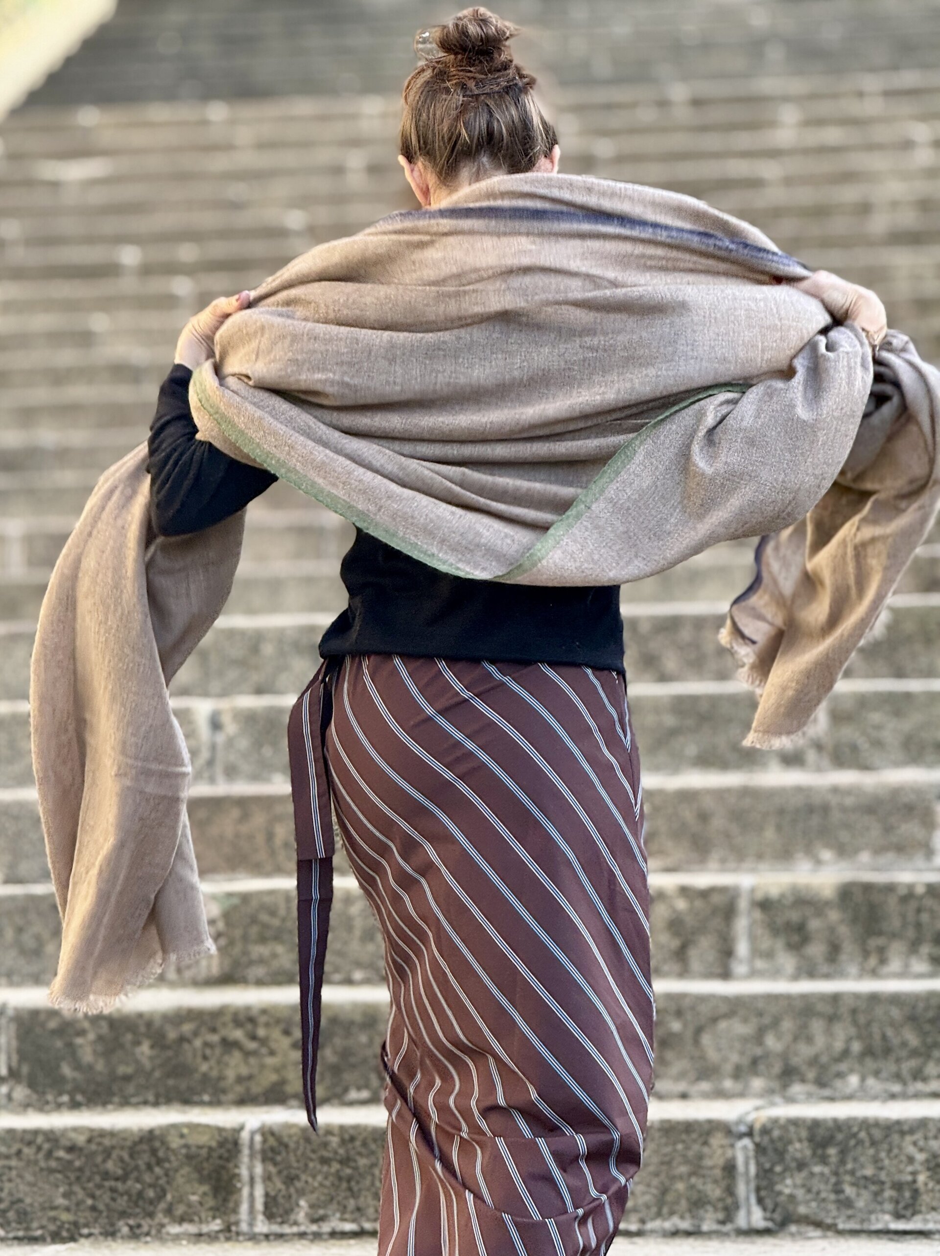 Chal Cashmere Beige con ribetes Azul y Verde - 1