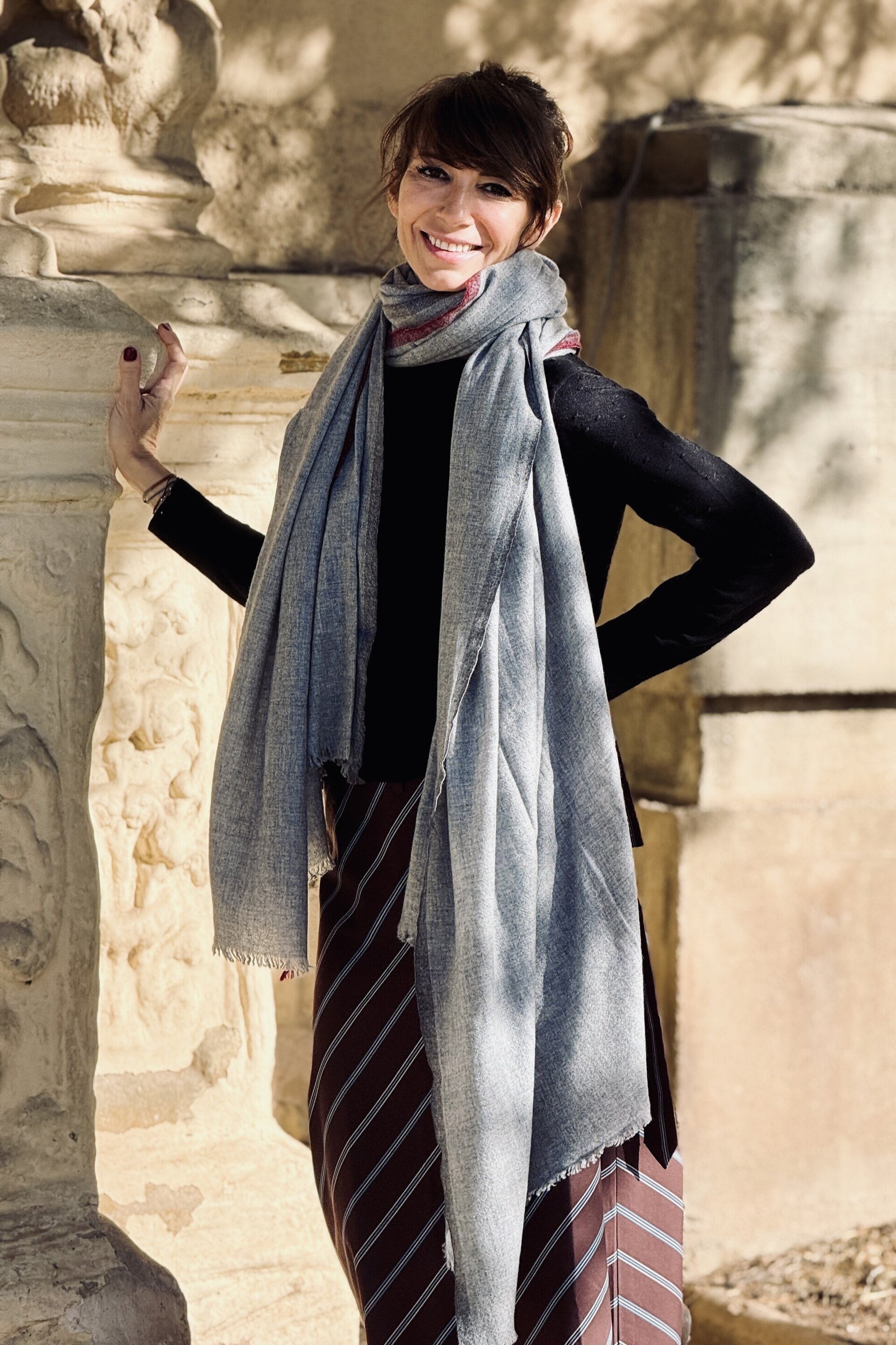 Chal Cashmere Gris con ribete Granate - 1