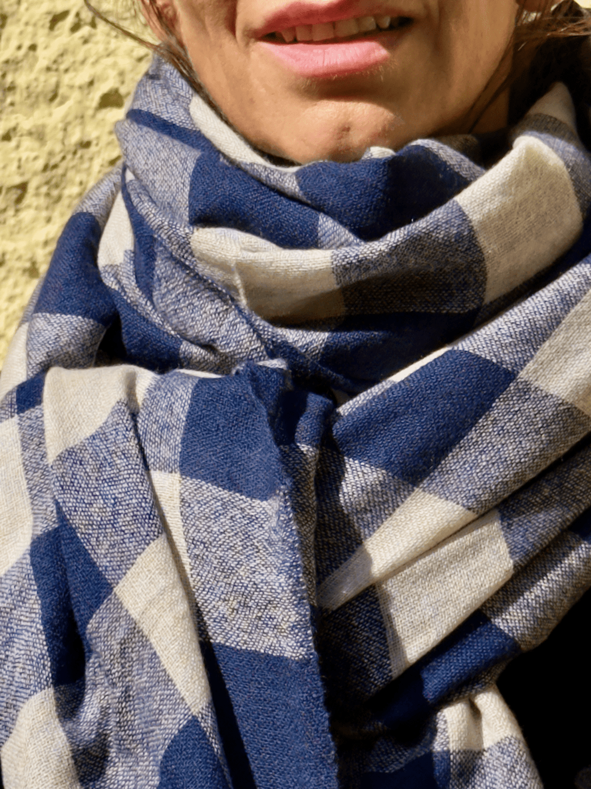 Chal Cashmere Cuadros Azul marino y Crudo - 1